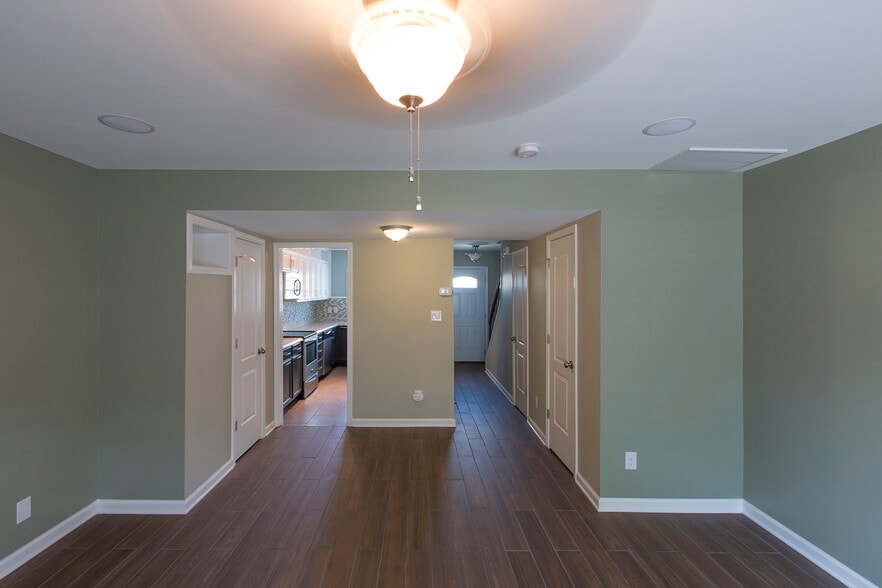 Living Room 4 - 3000 Golden Rd