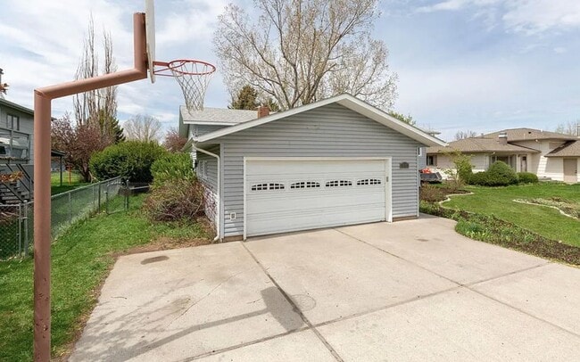Building Photo - Fully Renovated 4-Bedroom Home, Plus an Office in Prime Bozeman Location