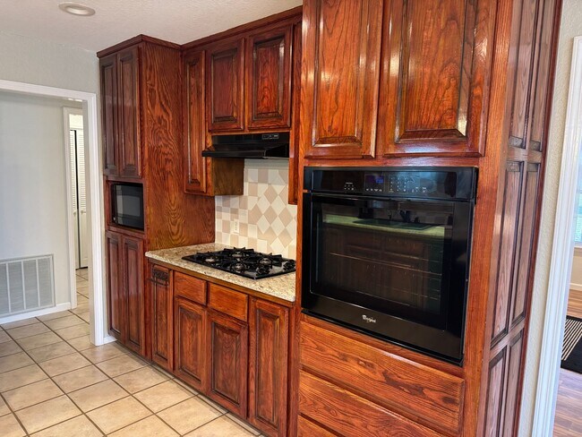 Building Photo - Immaculate home in Gentry close to schools