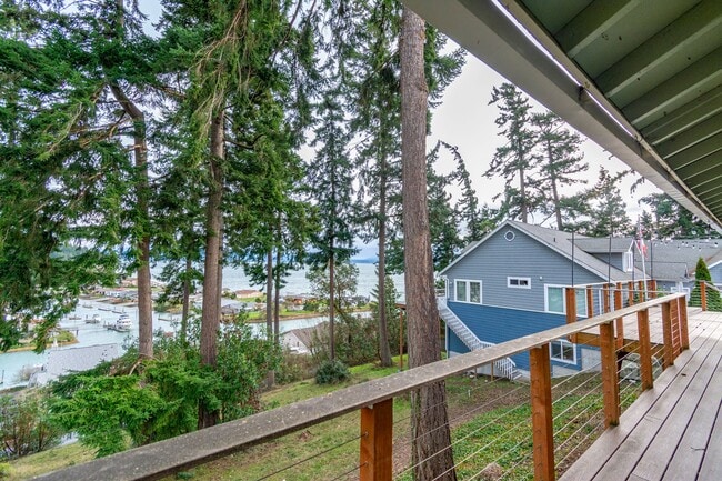 Building Photo - 3 Bed 2.5 Bath Home with a View!