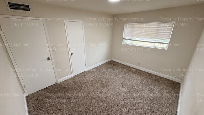 Building Photo - 2 bedroom 1 bathroom house located off the main street Oildale Dr.