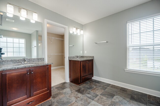 Building Photo - 717 Highgrove Ct