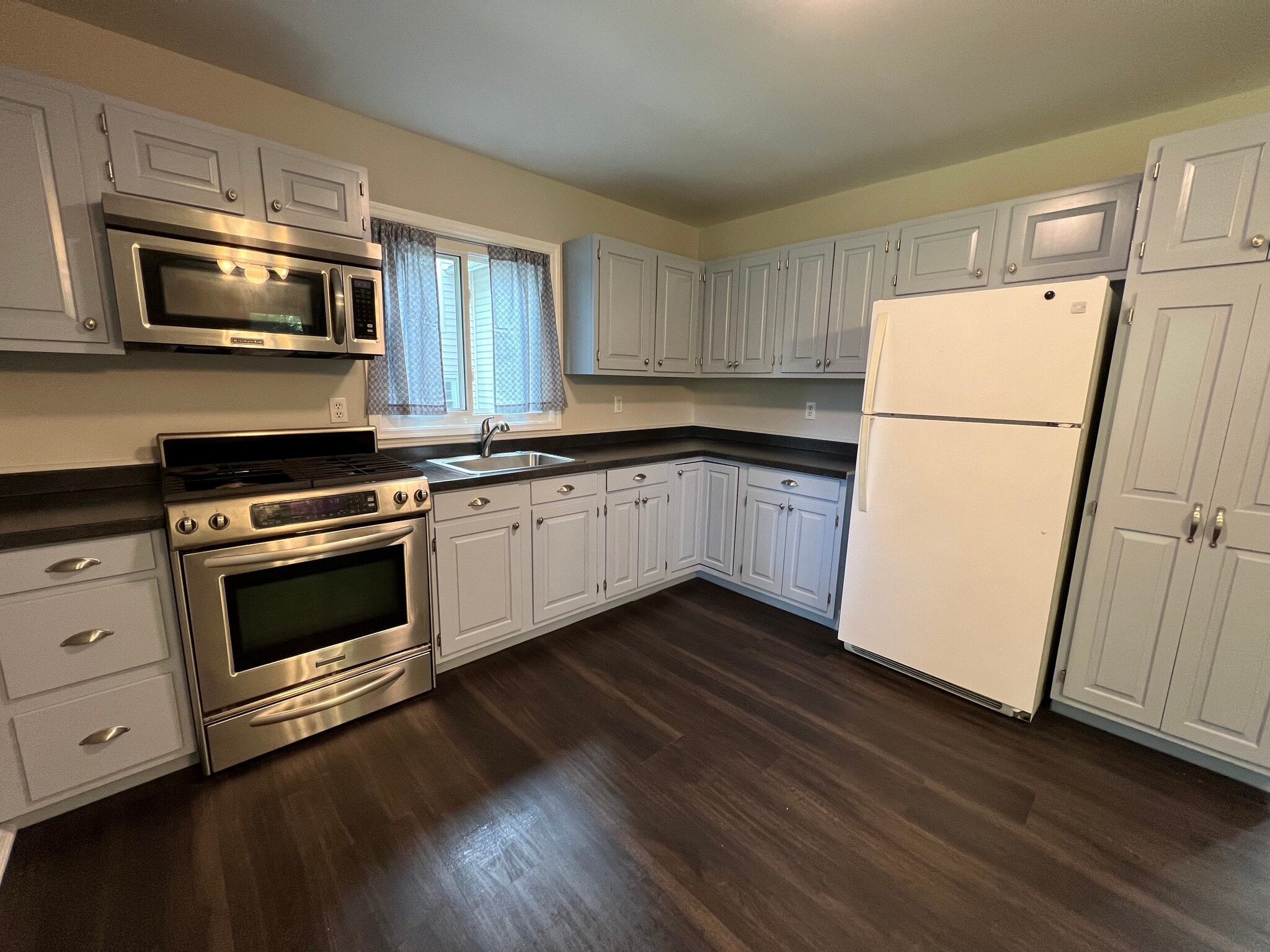 Building Photo - 190 Allview Ave