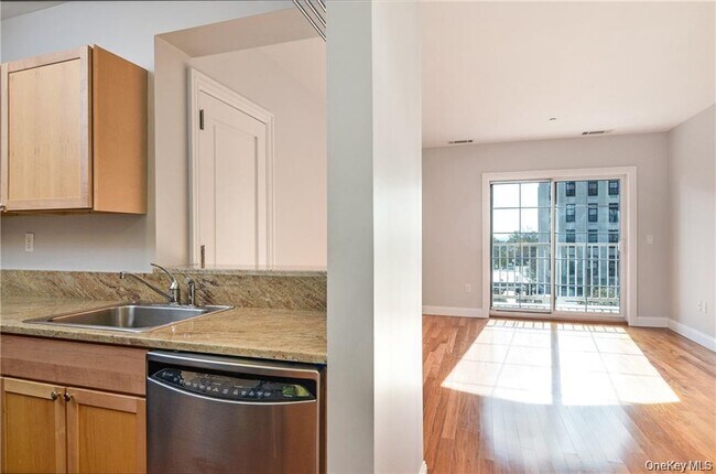 Building Photo - 543 Main St