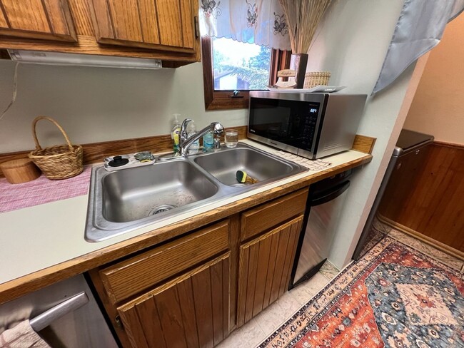 Building Photo - Fully Furnished 2 Bedroom Condo w/ All Uti...