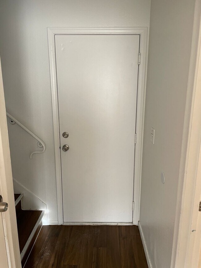 Building Photo - 3-Bedroom 1.5 Bath Twin-Home