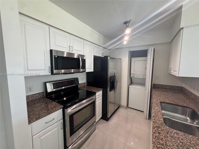 Building Photo - 1155 Brickell Bay Dr