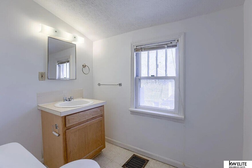 Building Photo - 4542 Franklin St