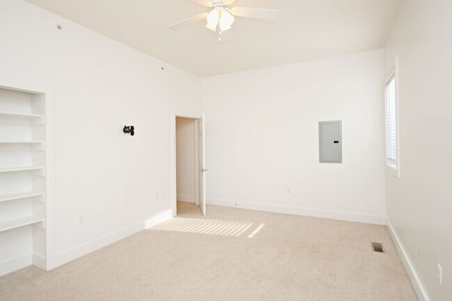 Building Photo - Move-in Ready, Light-Filled Downtown Condo