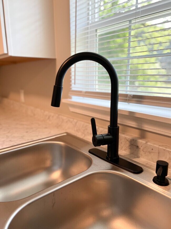 Building Photo - Renovated Home Off Madison Street – Pet Friendly!