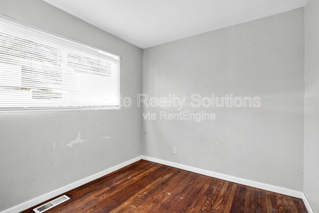 Building Photo - 1324 Columbus Dr