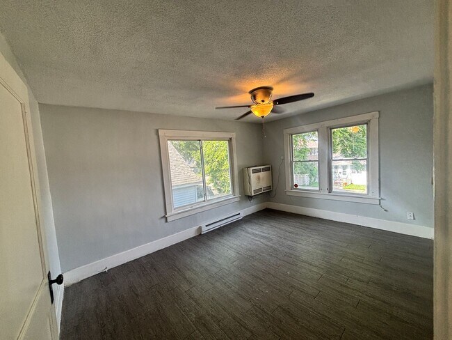 Building Photo - Upper 2 Bedroom Unit of Duplex