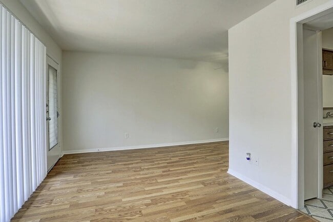 Building Photo - 3703 Roseland St