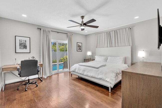 Building Photo - 746 NE 16th Terrace