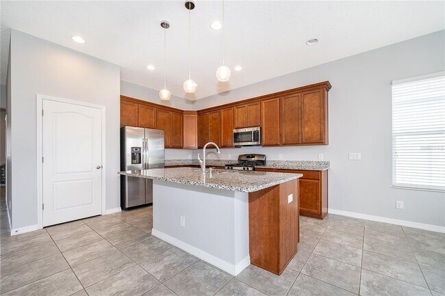 Building Photo - 902 Grand Hilltop Dr