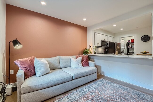 Building Photo - Available September 1st >> Stunning 1BR/1BA Condo for Rent! 1 Parking Garage Space + W/S/G Includ...