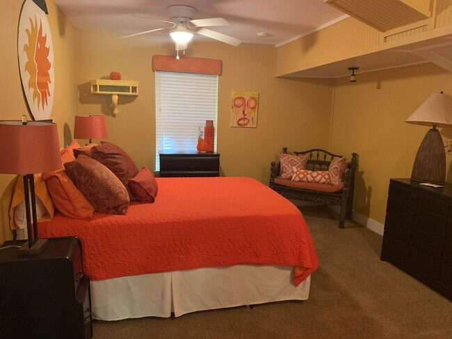 Building Photo - Fully furnished 2/2 corporate and long ter...