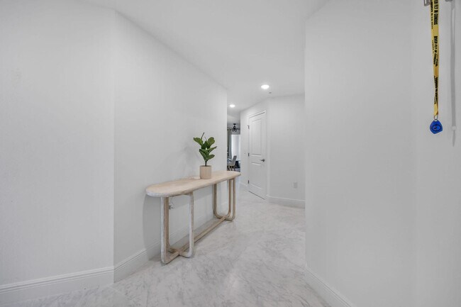 Building Photo - 605 Kemp St