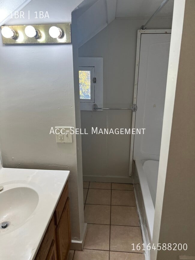 Building Photo - 32 Colfax St NE