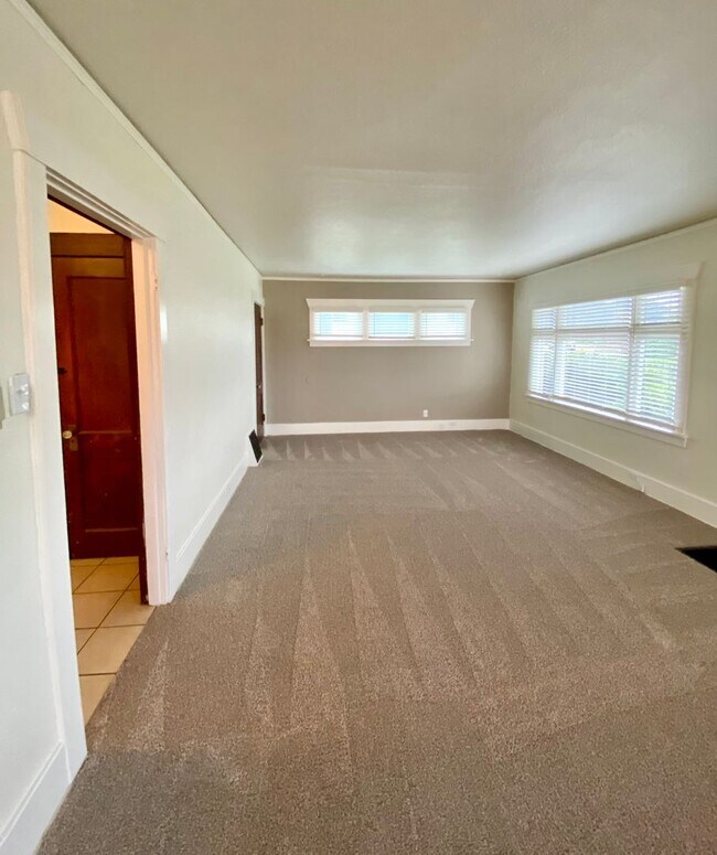 Building Photo - 15721 Main St E