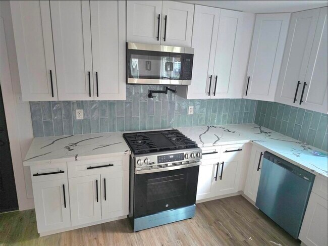 Building Photo - 2105 Sheridan St