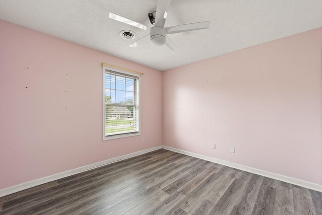 Building Photo - 180 Lilly Ln