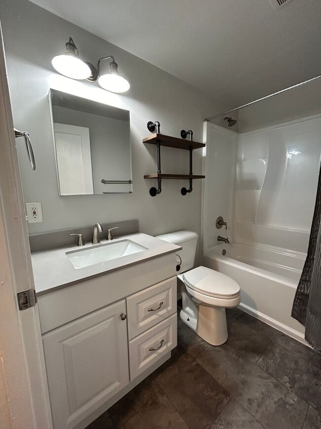 Building Photo - Updated Charmer