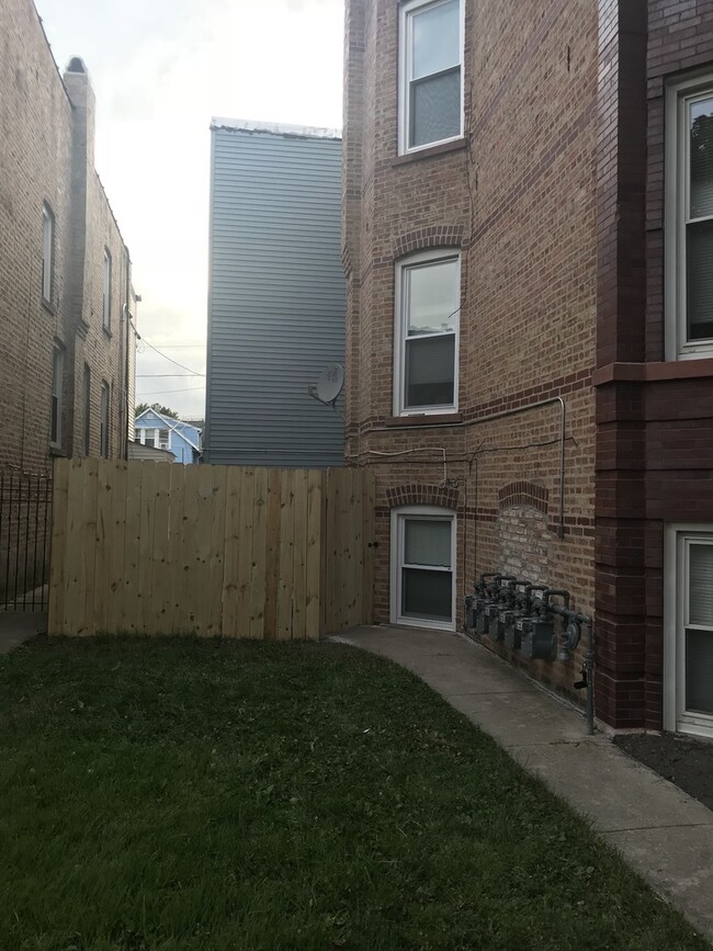 Building Photo - 4056 N Leamington Ave