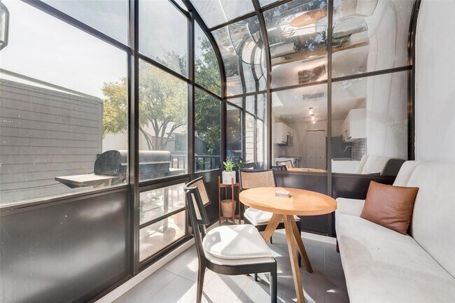 Building Photo - 5990 Lindenshire Ln