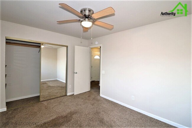 Building Photo - 866 Spaniel Dr