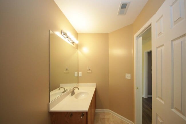 Building Photo - 2120 Highland Gate Dr