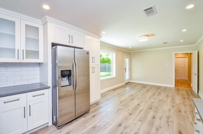 Building Photo - 8330 Waterbury Dr