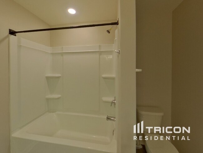 Building Photo - 100 Hyde Pk