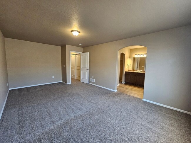 Building Photo - 3 bed-3 bath Townhome with AC!!!