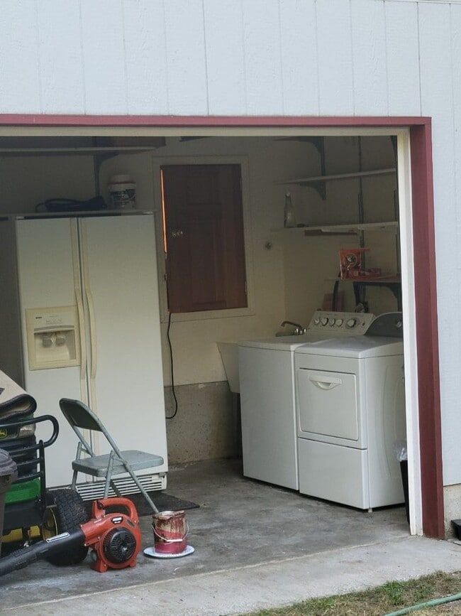 Building Photo - Storybook Cottage with Utilities Included!!