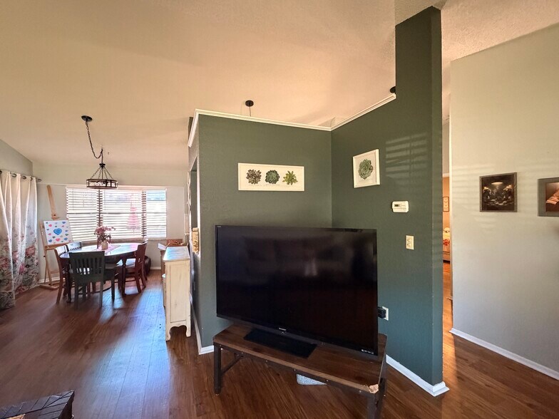 Building Photo - 7308 Fairwood Ave