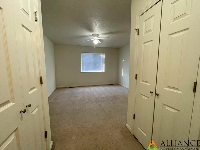 Building Photo - West Side Townhome!