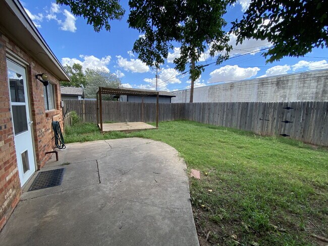 Building Photo - Spacious 3/2!