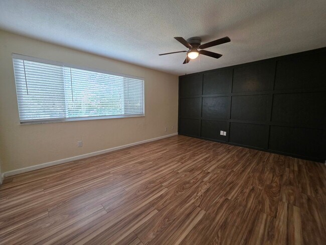 Building Photo - Spacious Townhome in The Trails