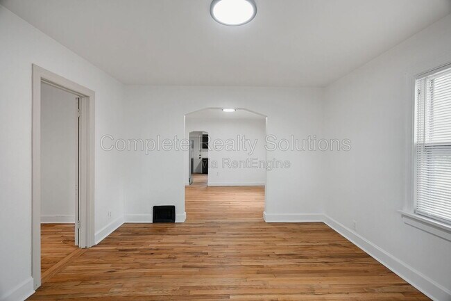 Building Photo - 10030 Bon Oak Dr