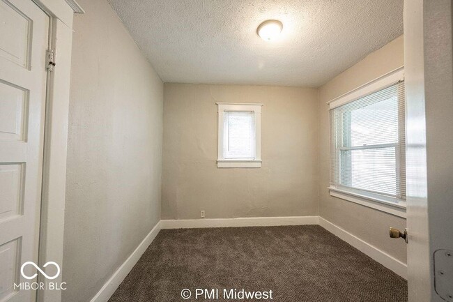 Building Photo - 130 N Gladstone Ave