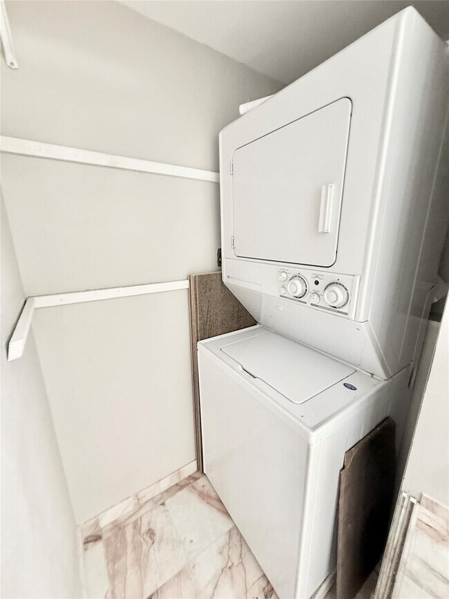 Building Photo - 2016 Main St