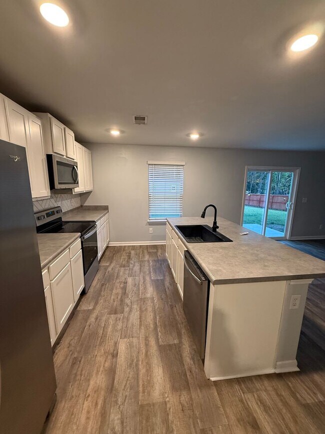 Building Photo - Welcome to a move-in ready haven!!!