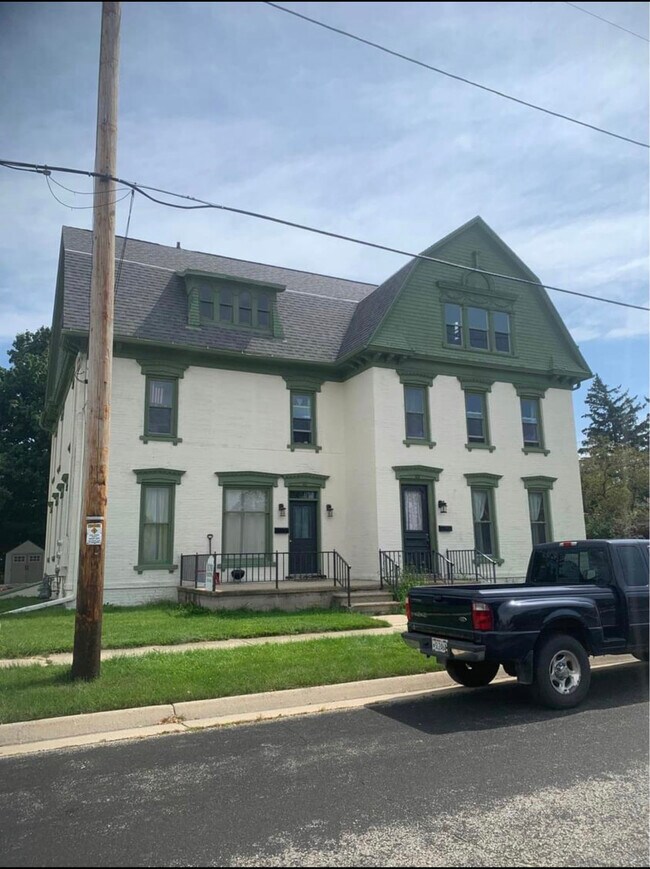 Building Photo - 413 S 5th St