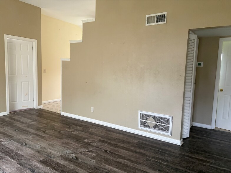 Building Photo - 5406 Sir Barton Rd