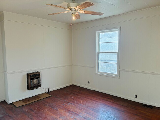 Building Photo - 16 Little St