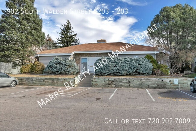 Building Photo - 902 S Walden St