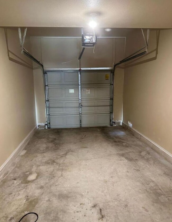 Building Photo - 3 BD/2.5 BA AVAILABLE IN GATED COMMUNITY I...