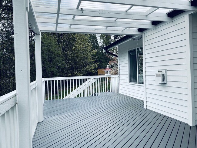 Building Photo - 5 Bedroom Craftsman - Home Great Schools -...