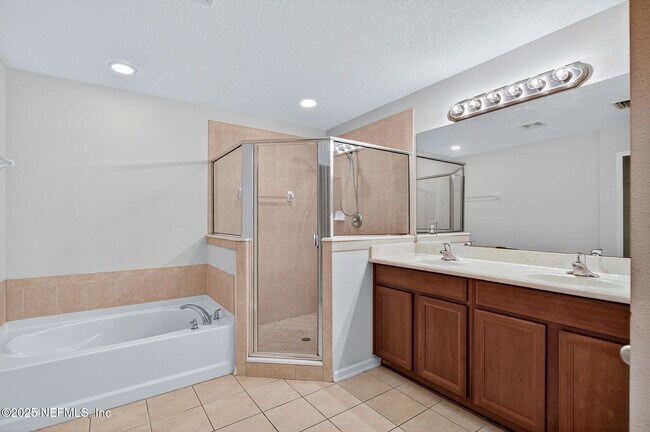 Building Photo - 3880 Buckthorne Dr